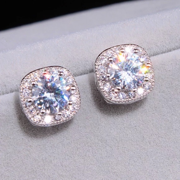 Classic shiny gold plated stud earrings - Picture 4 of 5